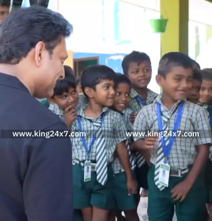 மேலவளம்பேட்டை அரசு பள்ளியில் திடீரென என்ட்ரி கொடுத்த அமைச்சர் மேலவளம்பேட்டை அரசு பள்ளியில் திடீரென என்ட்ரி கொடுத்த அமைச்சர்