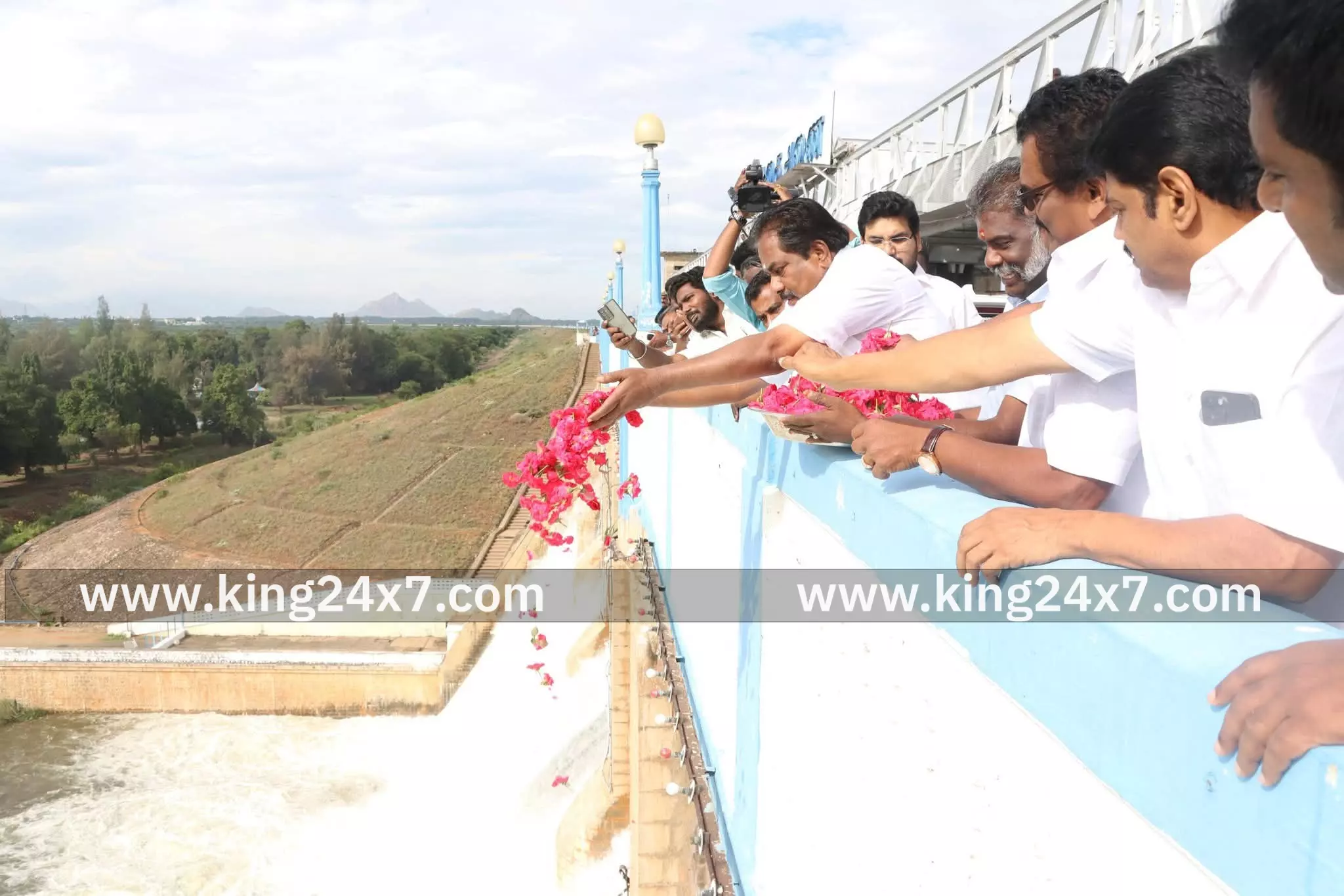 வைகை அணையிலிருந்து தண்ணீர் திறப்பு வைகை அணையிலிருந்து தண்ணீர் திறப்பு