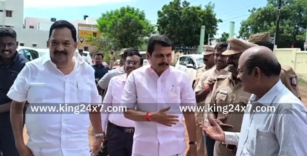 கரூர் -கைத்தறி அமைச்சர் காந்தி  துறை சார்ந்த பணிகளை துவக்கிவைத்தார்.