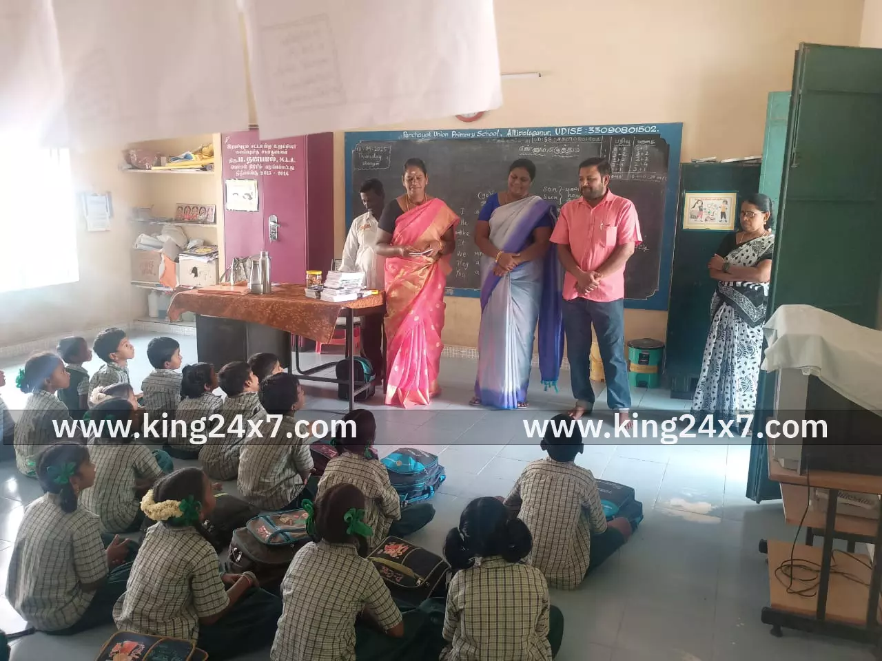 பிரதமர் மோடி பிறந்த நாளை முன்னிட்டு மாணவ மாணவியர்களுக்கு நோட்டு பேனா வழங்கப்பட்டது. பிரதமர் மோடி பிறந்த நாளை முன்னிட்டு மாணவ மாணவியர்களுக்கு நோட்டு பேனா வழங்கப்பட்டது.