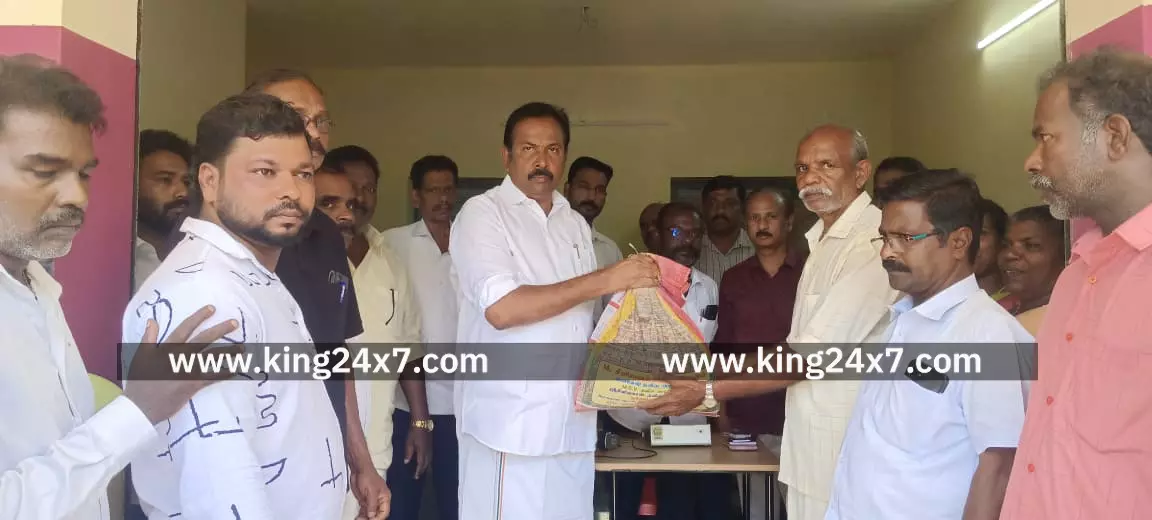 ரேஷன் கடை திறந்த எம்எல்ஏ