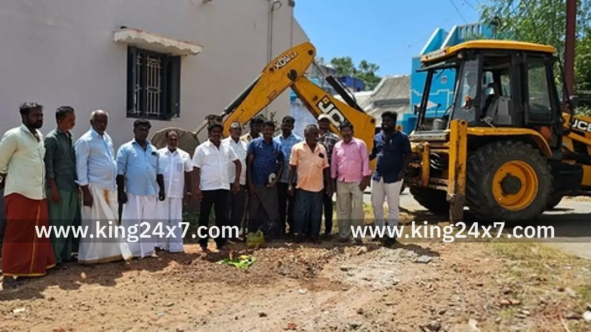 ஆய்க்குடியில் பயணிகள் நிழற்குடை அமைக்கும் பணி தொடக்கம்