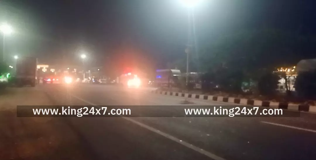 புதுக்கோட்டை பஸ் ஸ்டாப்-முந்தி சென்ற டாஸ் லாரி திடீரென பிரேக் இட்டதால் பின்னால் வந்த லாரி மோதி விபத்து.