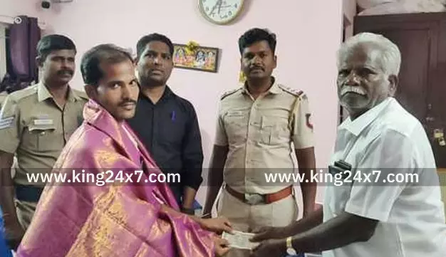 ஏ.டி.எம்,மில் தவறுதலாக வந்த பணத்தை போலீசாரிடம் ஒப்படைப்பு. ஏ.டி.எம்,மில் தவறுதலாக வந்த பணத்தை போலீசாரிடம் ஒப்படைப்பு.