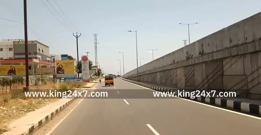 கரூர் அருகே டூவீலரில் சென்றவர் மீது அடையாளம் தெரியாத லாரி மோதி விபத்து.