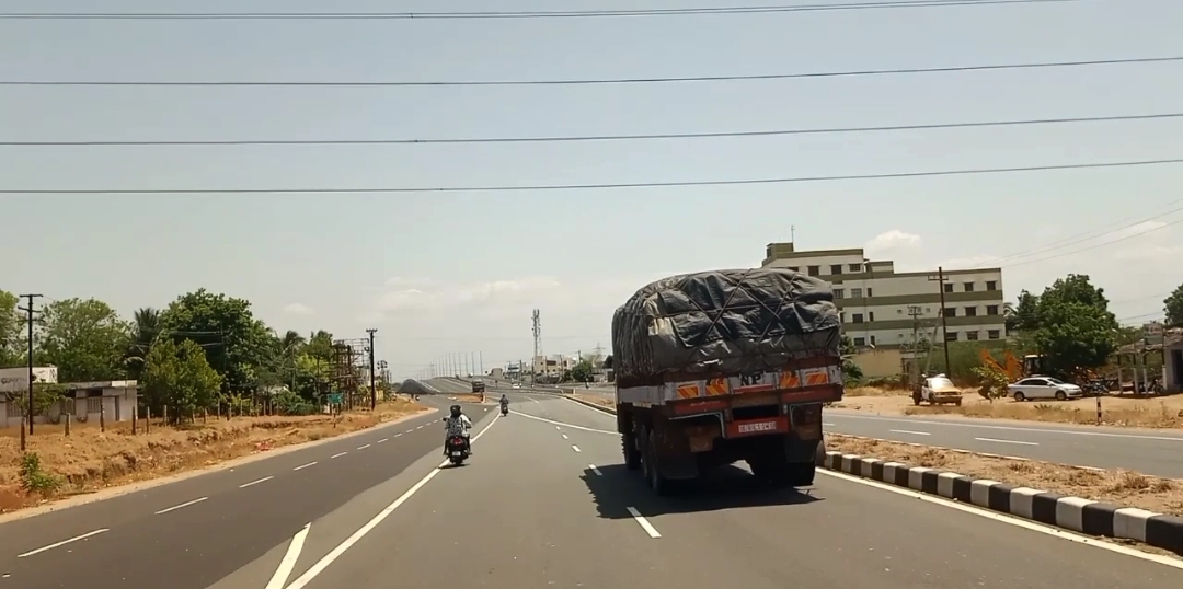 கரூர் அருகே டூவீலரில் சென்றவர் மீது அடையாளம் தெரியாத லாரி மோதி விபத்து.