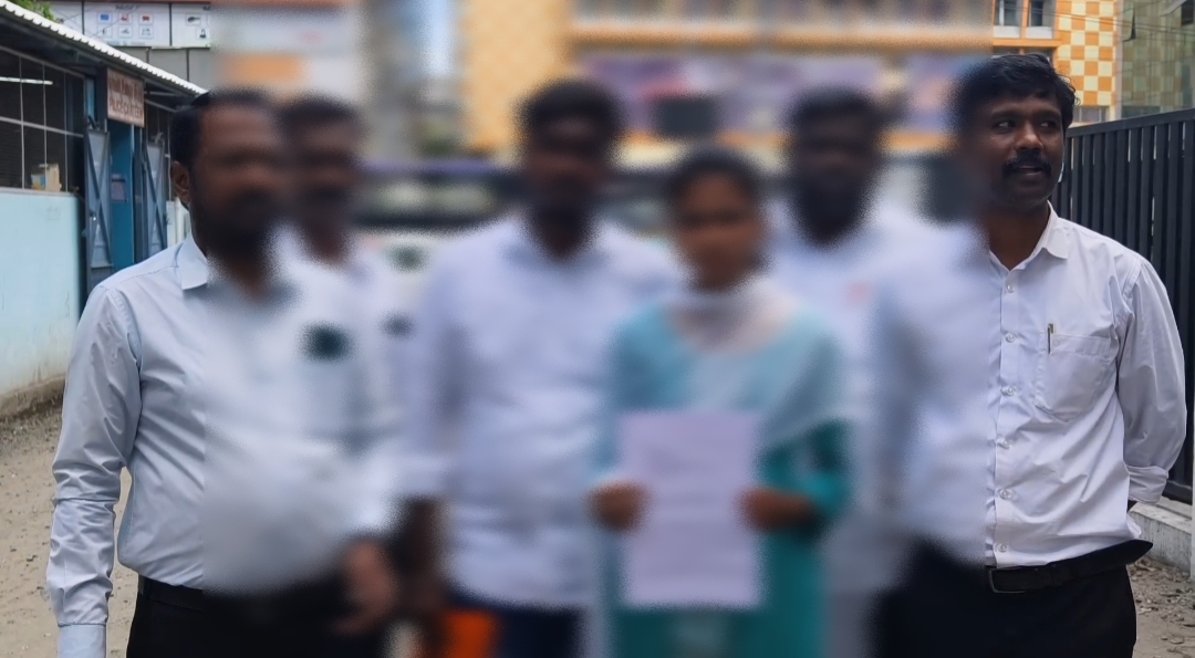 ஆணவக் கொலை மிரட்டல் : உயிர் அஞ்சிய காதல் ஜோடி – கோவை கண்காணிப்பாளர் அலுவலகத்தில் தஞ்சம் ! ஆணவக் கொலை மிரட்டல் : உயிர் அஞ்சிய காதல் ஜோடி – கோவை கண்காணிப்பாளர் அலுவலகத்தில் தஞ்சம் !