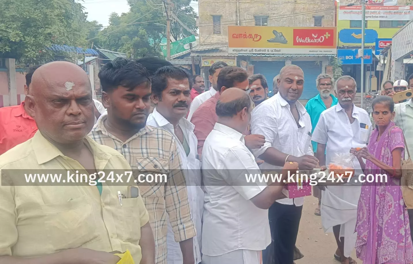 ஜல்லிக்கட்டு கமிட்டி இனிப்பு வழங்கி கொண்டாட்டம் ஜல்லிக்கட்டு கமிட்டி இனிப்பு வழங்கி கொண்டாட்டம்