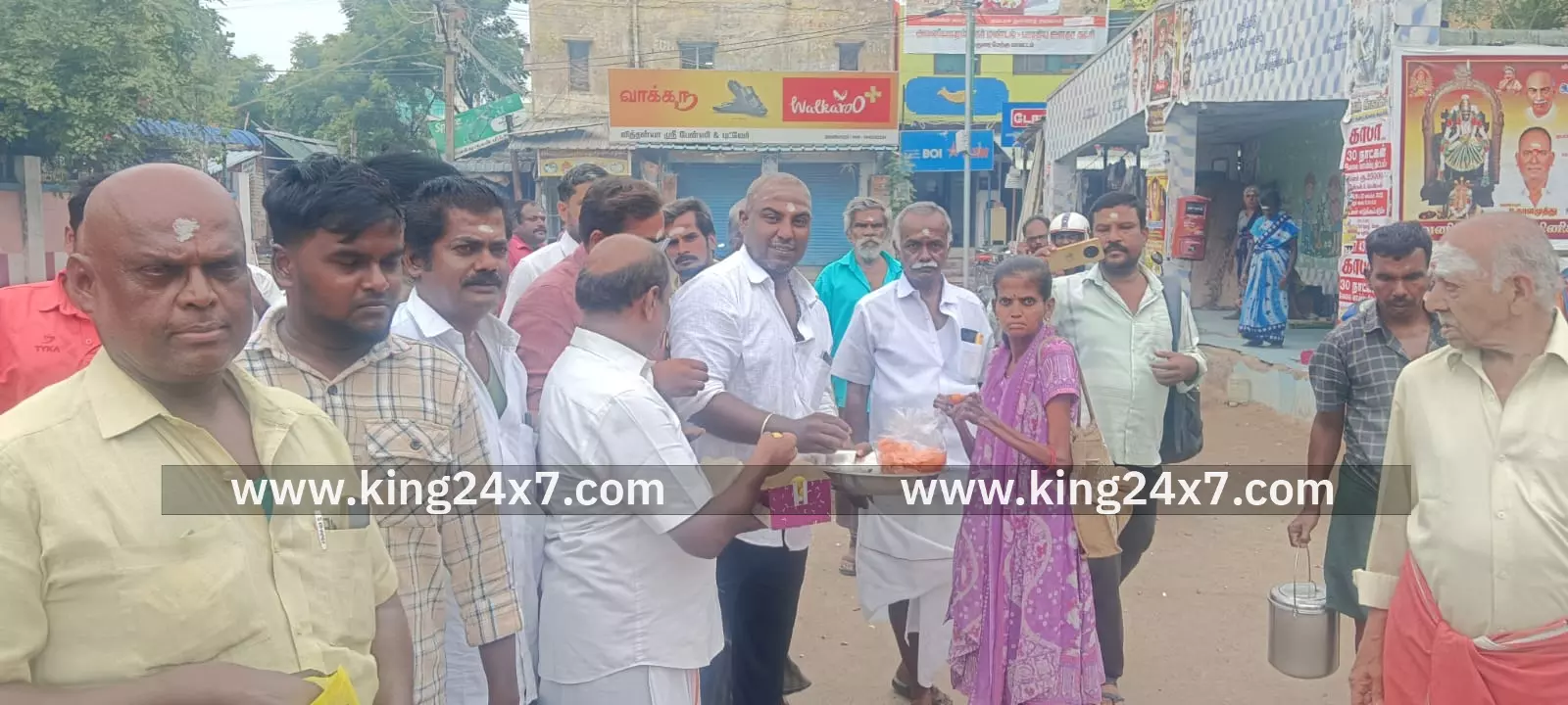 ஜல்லிக்கட்டு கமிட்டி இனிப்பு வழங்கி கொண்டாட்டம் ஜல்லிக்கட்டு கமிட்டி இனிப்பு வழங்கி கொண்டாட்டம்