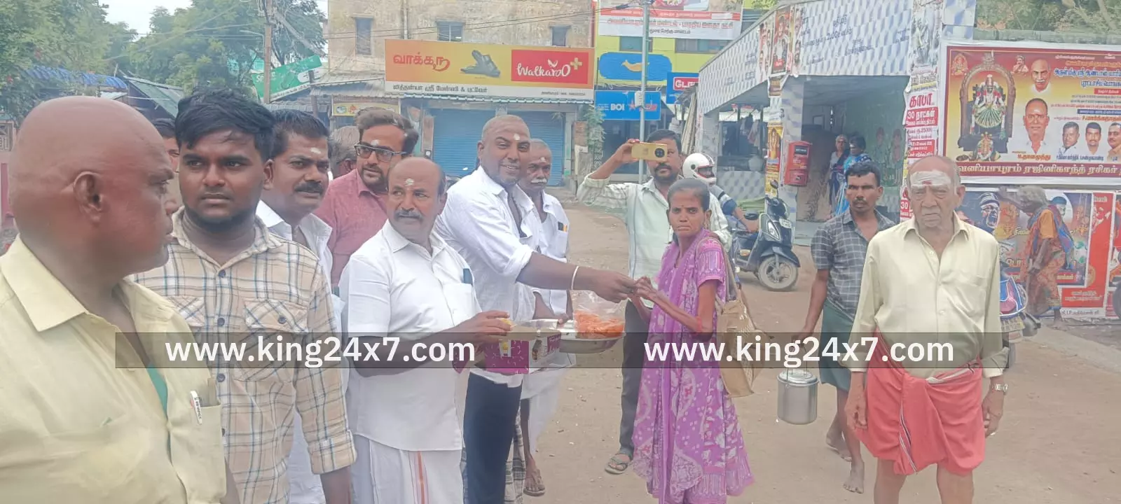 ஜல்லிக்கட்டு கமிட்டி இனிப்பு வழங்கி கொண்டாட்டம் ஜல்லிக்கட்டு கமிட்டி இனிப்பு வழங்கி கொண்டாட்டம்