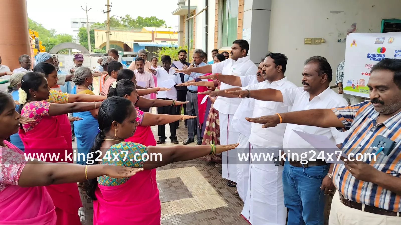 சங்கரன்கோவிலில் கழிவு சேகரிப்பு மற்றும் உறுதிமொழி ஏற்பு நடைபெற்றது சங்கரன்கோவிலில் கழிவு சேகரிப்பு மற்றும் உறுதிமொழி ஏற்பு நடைபெற்றது