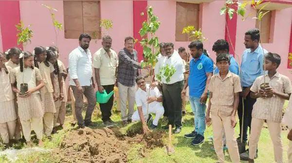 காஞ்சிபுரத்தில்  பள்ளியில் மரக்கன்றுகள் நடவு