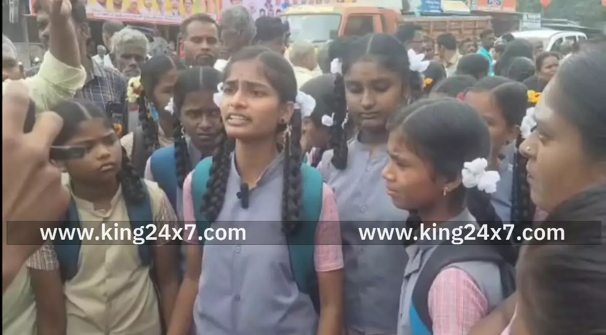 தலைமை ஆசிரியை ஆபாச பேச்சு... மாணவிகள் மறியல்