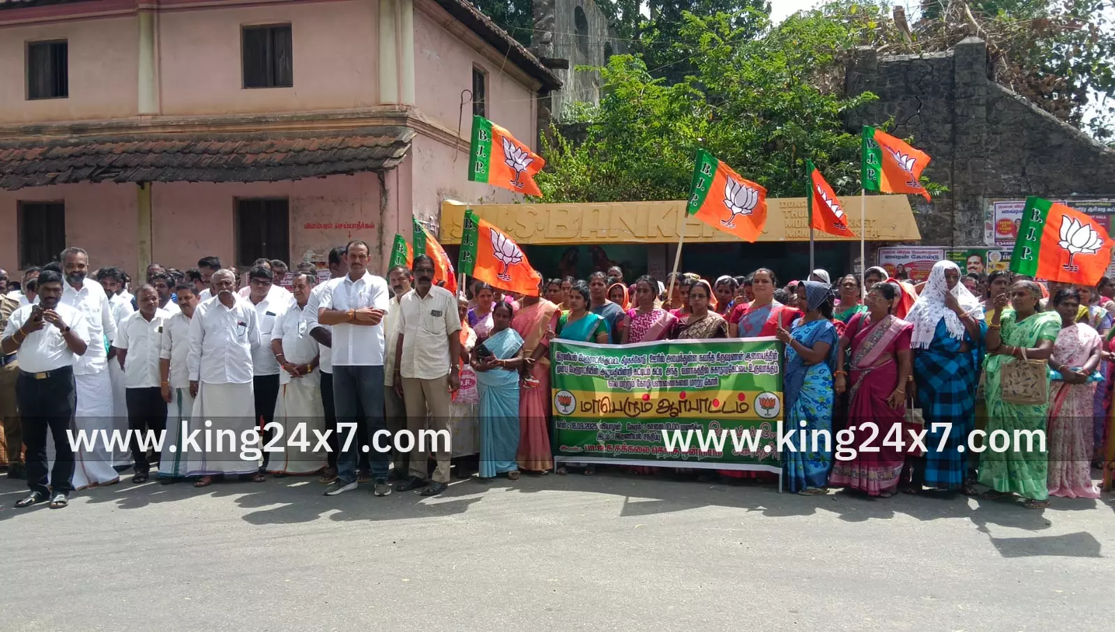 இரணியல்: கோழிபண்ணை அகற்றக்கோரி  ஆர்ப்பாட்டம் 