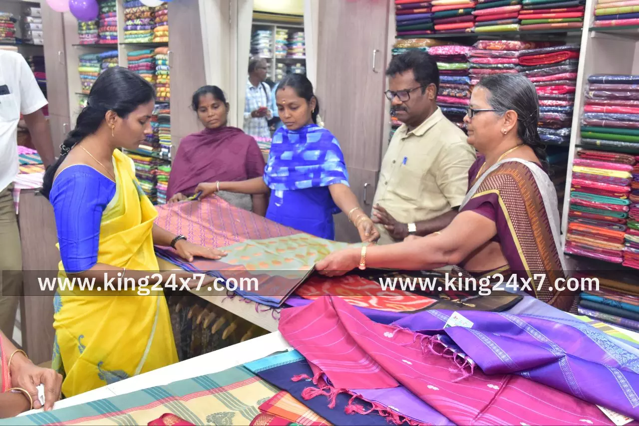 கோ-ஆப்டெக்ஸ் விற்பனை நிலையத்தில் தீபாவளி சிறப்பு தள்ளுபடி விற்பனையை ஆட்சியர் துர்காமூர்த்தி துவக்கி வைத்தார். கோ-ஆப்டெக்ஸ் விற்பனை நிலையத்தில் தீபாவளி சிறப்பு தள்ளுபடி விற்பனையை ஆட்சியர் துர்காமூர்த்தி துவக்கி வைத்தார்.