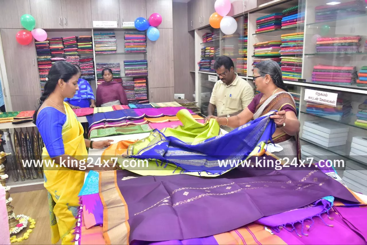 கோ-ஆப்டெக்ஸ் விற்பனை நிலையத்தில் தீபாவளி சிறப்பு தள்ளுபடி விற்பனையை ஆட்சியர் துர்காமூர்த்தி துவக்கி வைத்தார். கோ-ஆப்டெக்ஸ் விற்பனை நிலையத்தில் தீபாவளி சிறப்பு தள்ளுபடி விற்பனையை ஆட்சியர் துர்காமூர்த்தி துவக்கி வைத்தார்.