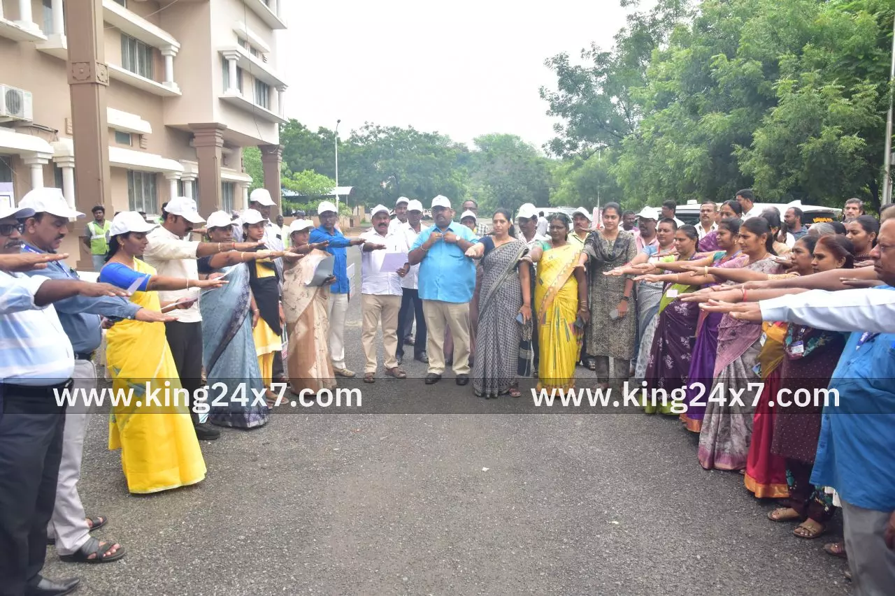 தூய்மை உறுதி மொழி ஏற்பு நிகழ்ச்சியில் பங்கேற்ற மாவட்ட ஆட்சியர். தூய்மை உறுதி மொழி ஏற்பு நிகழ்ச்சியில் பங்கேற்ற மாவட்ட ஆட்சியர்.