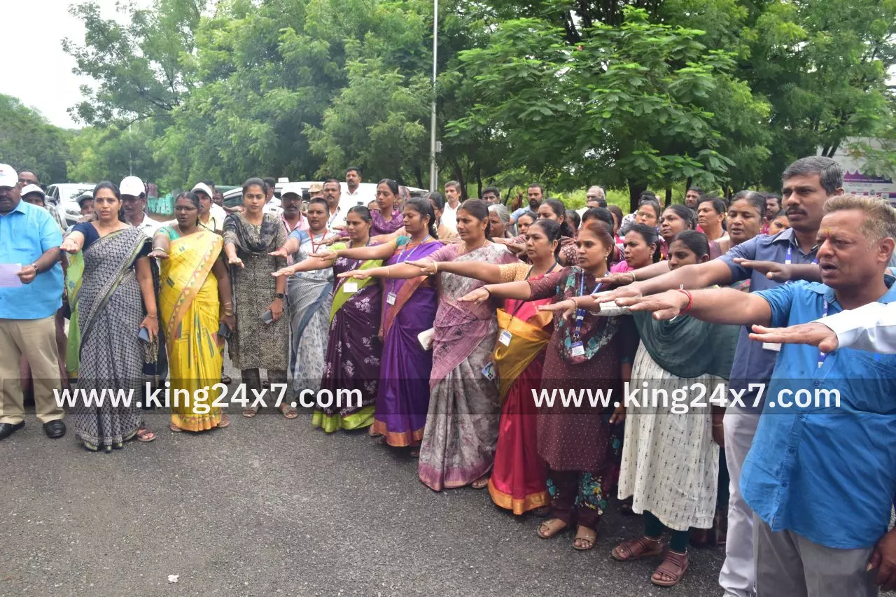 தூய்மை உறுதி மொழி ஏற்பு நிகழ்ச்சியில் பங்கேற்ற மாவட்ட ஆட்சியர். தூய்மை உறுதி மொழி ஏற்பு நிகழ்ச்சியில் பங்கேற்ற மாவட்ட ஆட்சியர்.