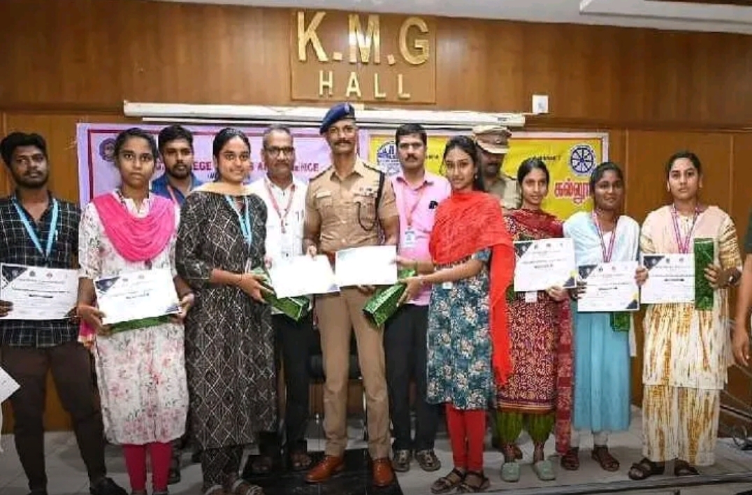 கல்லூரி மாணவர்களுக்கு பரிசு வழங்கும் நிகழ்ச்சி!