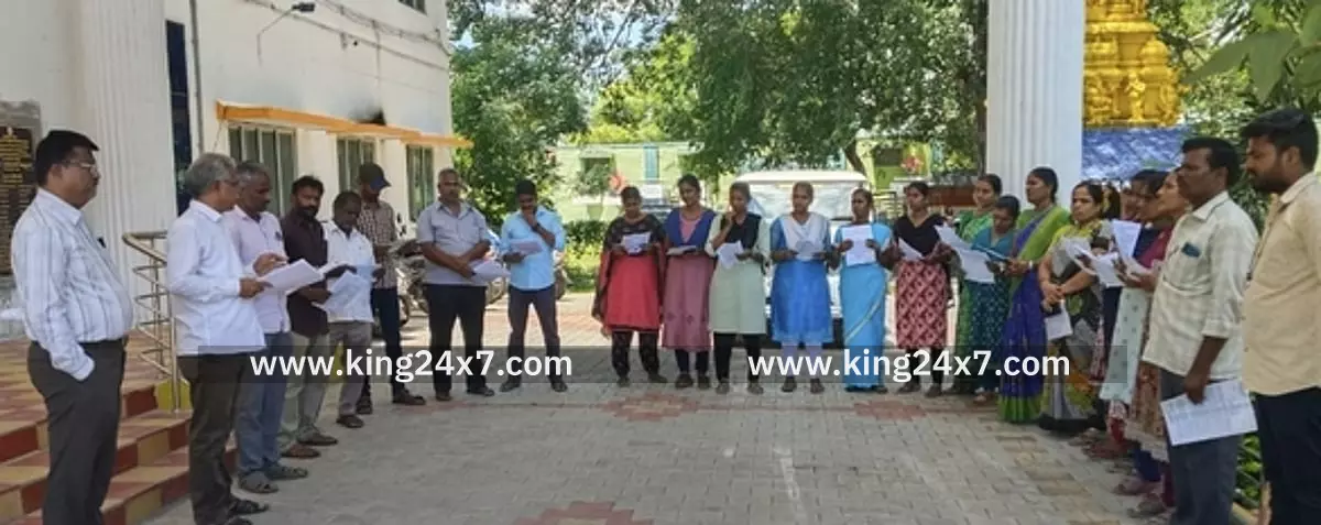 தமிழ்நாடு ஊரக வளா்ச்சித் துறை அலுவலா்கள் சங்கத்தினா் ஆா்ப்பாட்டத்தில் ஈடுபட்டனா். தமிழ்நாடு ஊரக வளா்ச்சித் துறை அலுவலா்கள் சங்கத்தினா் ஆா்ப்பாட்டத்தில் ஈடுபட்டனா்.