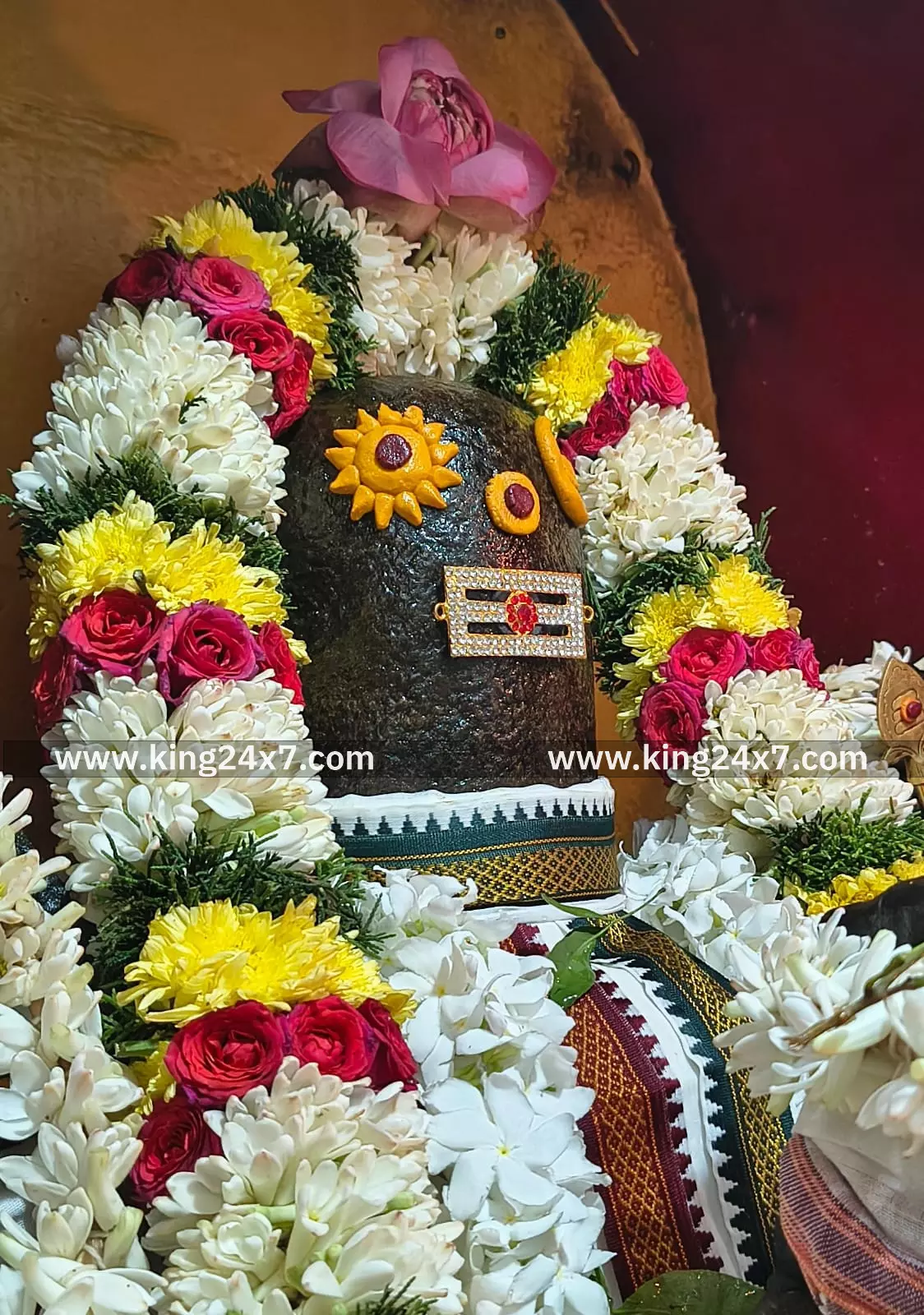 சிறப்பு அலங்காரத்தில் ஆதி சிவன்.