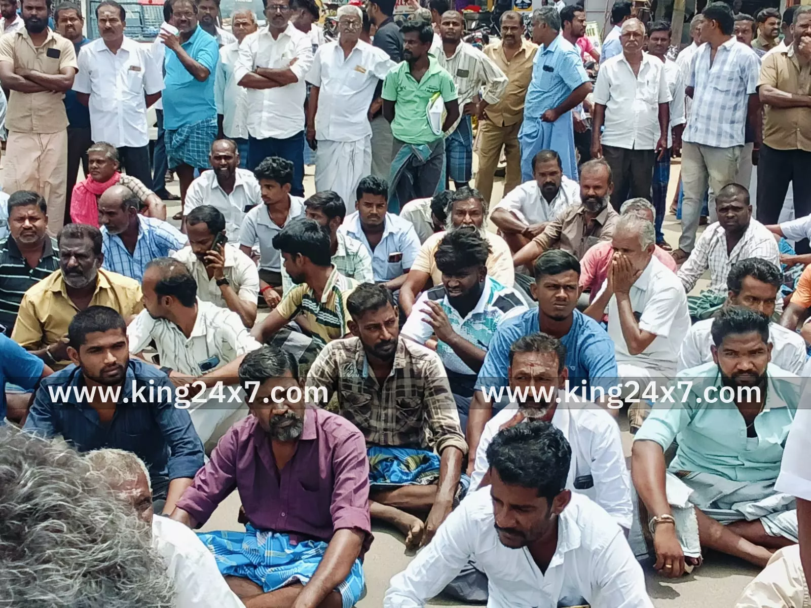 வாலிபர் கொலை. உறவினர்கள் சாலை மறியல் வாலிபர் கொலை. உறவினர்கள் சாலை மறியல்