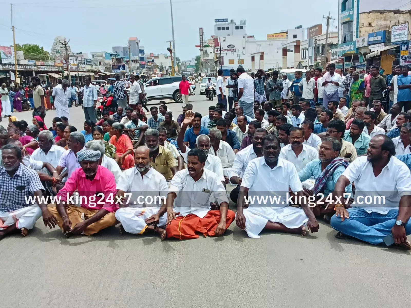 வாலிபர் கொலை. உறவினர்கள் சாலை மறியல் வாலிபர் கொலை. உறவினர்கள் சாலை மறியல்