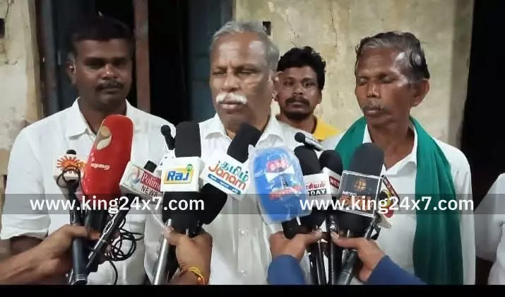 உசிலம்பட்டியில் முன்னாள் மாணவர்கள் ஆர்ப்பாட்டம்