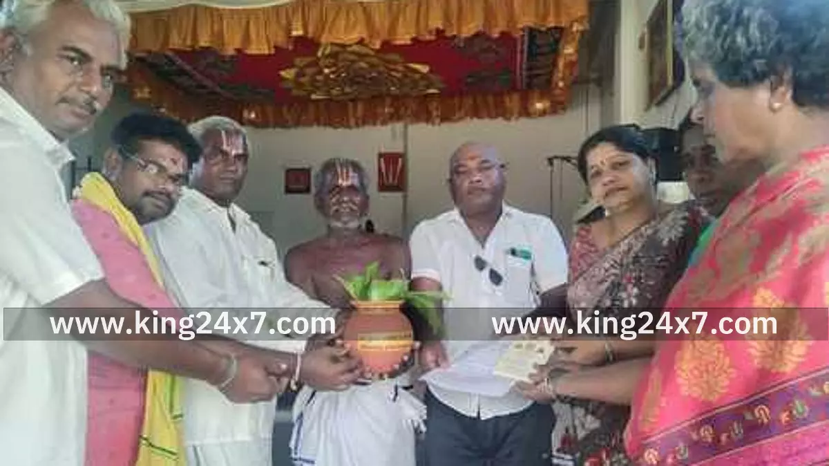 விஷ்வ ஹிந்து பரிஷத் சாா்பில் சமதா இஷ்டி யாகத்துக்கான கலசங்கள் வந்தவாசி பகுதி கோயில் நிா்வாகிகளிடம் ஒப்படைக்கப்பட்டன விஷ்வ ஹிந்து பரிஷத் சாா்பில் சமதா இஷ்டி யாகத்துக்கான கலசங்கள் வந்தவாசி பகுதி கோயில் நிா்வாகிகளிடம் ஒப்படைக்கப்பட்டன