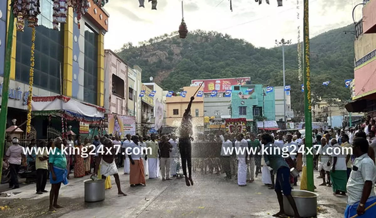 திருவூடல் தெருவில் யாதவ குல சங்கம் சாா்பில் 16-ஆம் ஆண்டு கிருஷ்ணஜெயந்தி விழா மற்றும் உரியடி திருவிழா நடைபெற்றது.