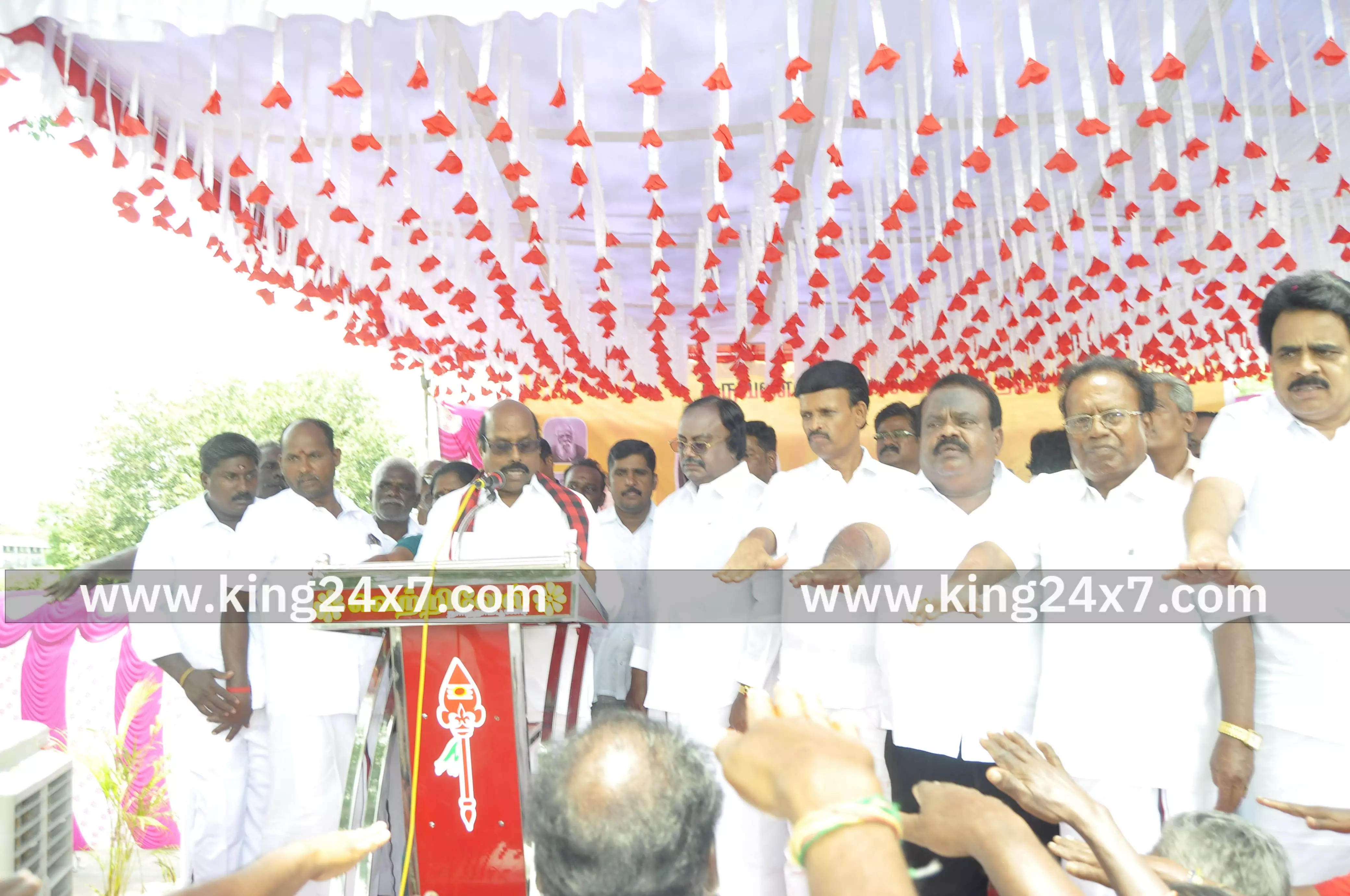 அண்ணாவின் 117 வது பிறந்த நாளை முன்னிட்டு அவரது திருவுருவப்படத்திற்கு பொதுப்பணித்துறை அமைச்சர் எ.வ.வேலு மாலை அணிவித்து மரியாதை செய்து உறுதிமொழி ஏற்றார்.