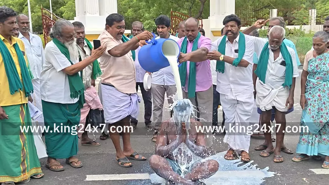 கூட்டுறவு சங்கம் கோரி பாலை தரையில் கொட்டி போராட்டம்