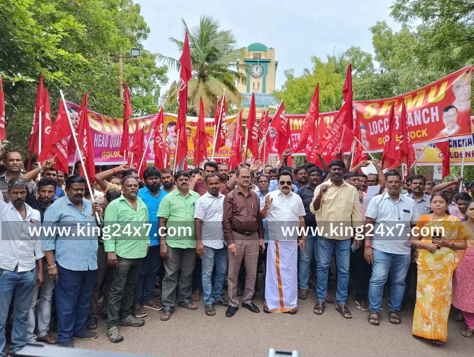 திருச்சி பொன்மலை ரயில்வே பணிமனை முன்பு எஸ்ஆர்எம்யு ஆர்ப்பாட்டம்