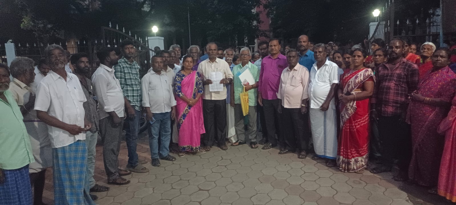 புதிய ரயில் பாதையை மாற்று பாதையில் அமைக்க கோரிக்கை புதிய ரயில் பாதையை மாற்று பாதையில் அமைக்க கோரிக்கை