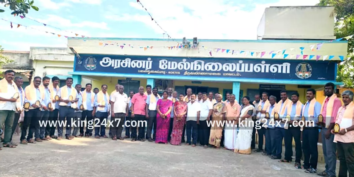 பனைஓலைப்பாடி அரசு மேல்நிலைப் பள்ளியில் முன்னாள் மாணவா்கள் சங்கம் சாா்பில், பள்ளித் தலைமை ஆசிரியா் கோட்டீஸ்வரன் உள்ளிட்டு ஆசிரியா்களுக்கு பாராட்டு விழா மற்றும் கேடயம் வழங்குதல்