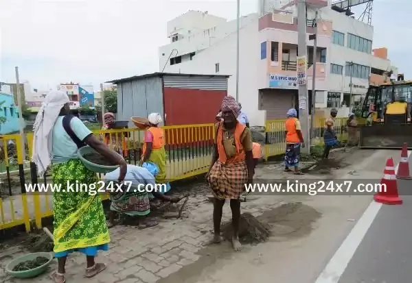 நடைபாதையில் மணல் குவியல் அகற்றிய நெடுஞ்சாலை துறையினர்