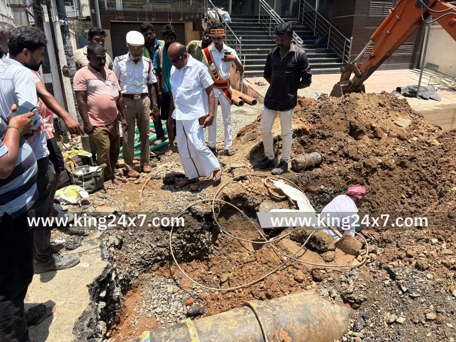 வண்ணாரப்பேட்டையில் உடைந்த பிரதான குடிநீர் குழாய்