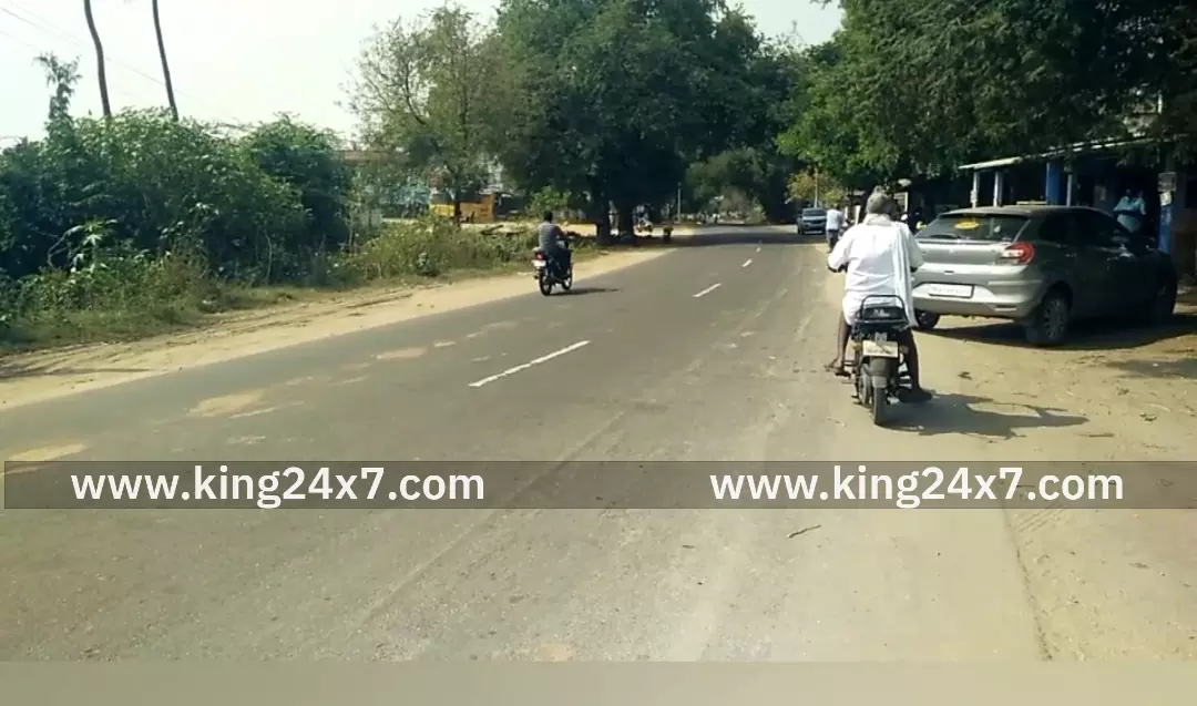 சிவா நகரில் வேகமாக சென்ற லாரி திடீரென பிரேக் இட்டதால் டூவீலர் மோதி விபத்து.