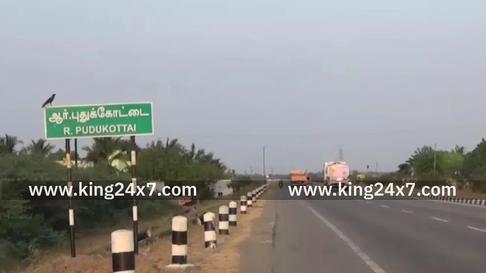 புதுக்கோட்டை பஸ் ஸ்டாப் அருகே tata ace வாகனம் திடீரென வலது புறம் திருப்பியதால் டூ வீலர் மோதி விபத்து.