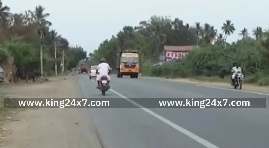 புதுக்கோட்டை பஸ் ஸ்டாப் அருகே tata ace வாகனம் திடீரென வலது புறம் திருப்பியதால் டூ வீலர் மோதி விபத்து.