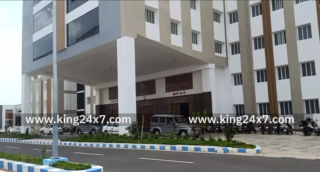 புதுக்கோட்டை பஸ் ஸ்டாப் அருகே tata ace வாகனம் திடீரென வலது புறம் திருப்பியதால் டூ வீலர் மோதி விபத்து.