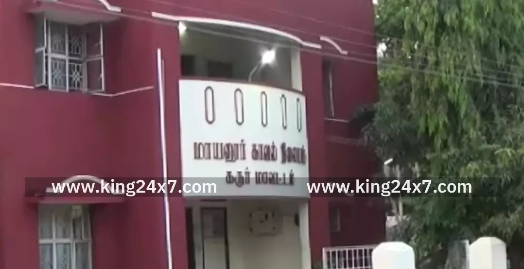 புதுக்கோட்டை பஸ் ஸ்டாப் அருகே tata ace வாகனம் திடீரென வலது புறம் திருப்பியதால் டூ வீலர் மோதி விபத்து.