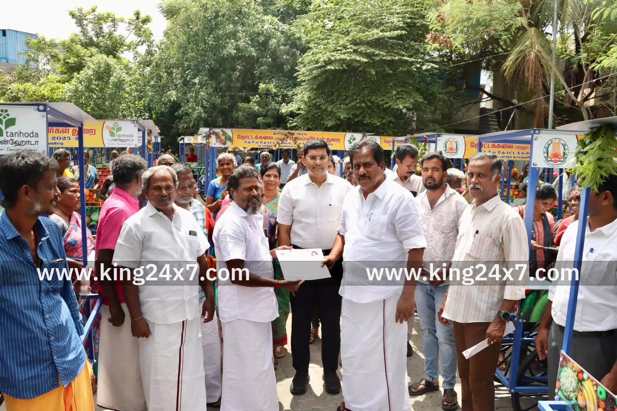 காய்,கனி விற்பனை வண்டிகளை வழங்கிய அமைச்சர் காய்,கனி விற்பனை வண்டிகளை வழங்கிய அமைச்சர்