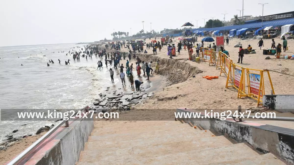 திருச்செந்தூரில் கடல் அலை சீற்றம்: பெண் காயம்! திருச்செந்தூரில் கடல் அலை சீற்றம்: பெண் காயம்!