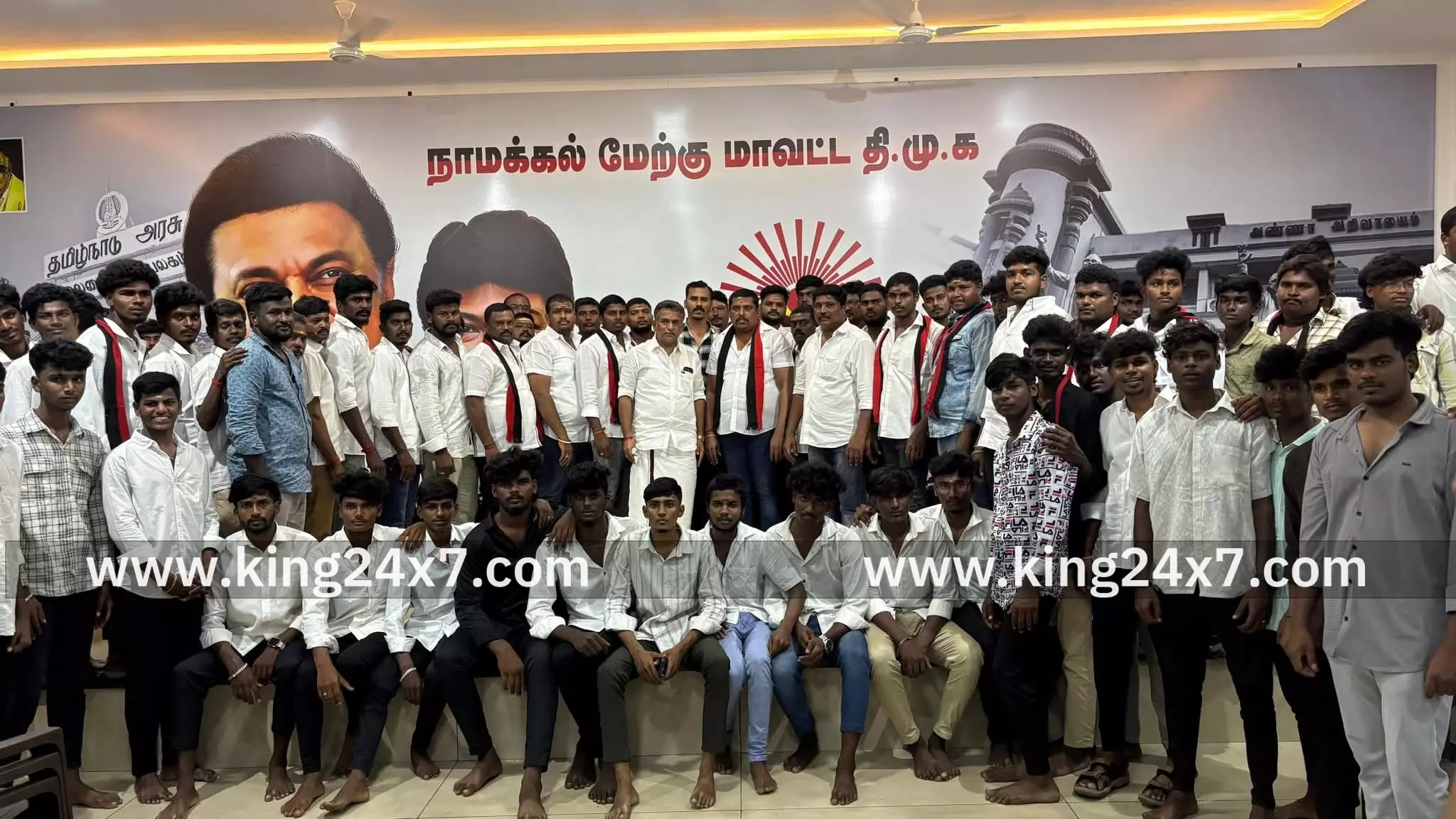 அதிமுக பாமக உள்ளிட்ட கட்சிகளில் இருந்தும் புதிதாகவும் 200க்கும் மேற்பட்ட இளைஞர்கள் திமுகவில் தங்களை இணைத்துக் கொண்டனர் அதிமுக பாமக உள்ளிட்ட கட்சிகளில் இருந்தும் புதிதாகவும் 200க்கும் மேற்பட்ட இளைஞர்கள் திமுகவில் தங்களை இணைத்துக் கொண்டனர்