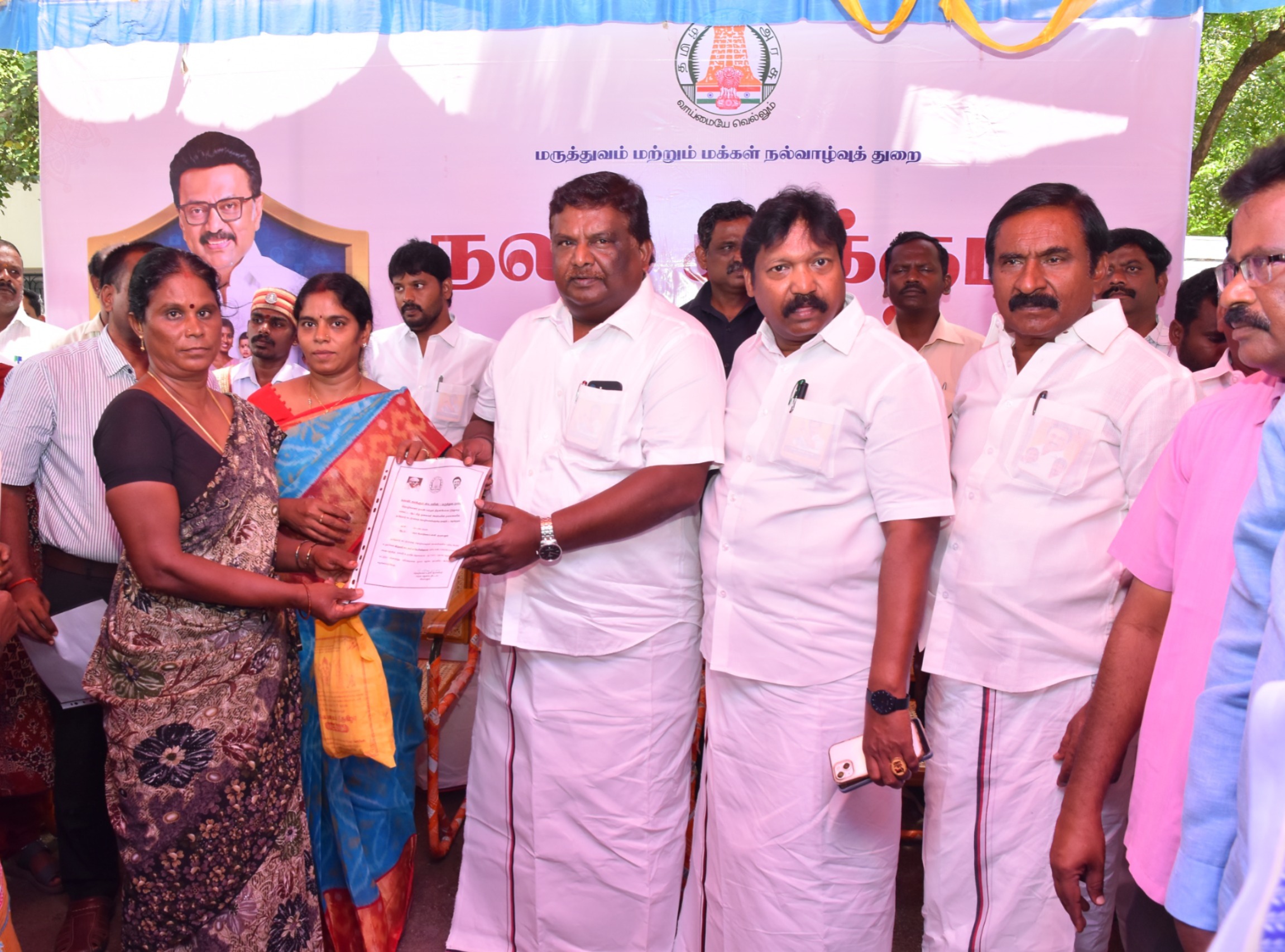 மாண்புமிகு போக்குவரத்து மற்றும் மின்சாரத்துறை அமைச்சர் சா.சி.சிவசங்கர் “நலம் காக்கும் ஸ்டாலின்” மருத்துவ முகாமினை பார்வையிட்டு, பயனாளிகளுக்கு நலத்திட்ட உதவிகளை வழங்கினார்.