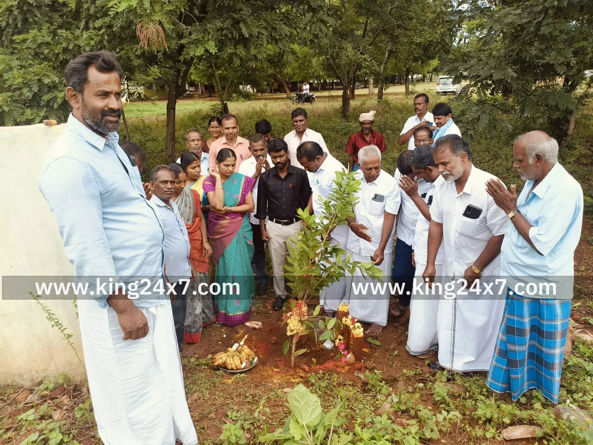 அரசு பள்ளிக்கு சுவர் கட்டும் பணிக்கு பூமி பூஜை