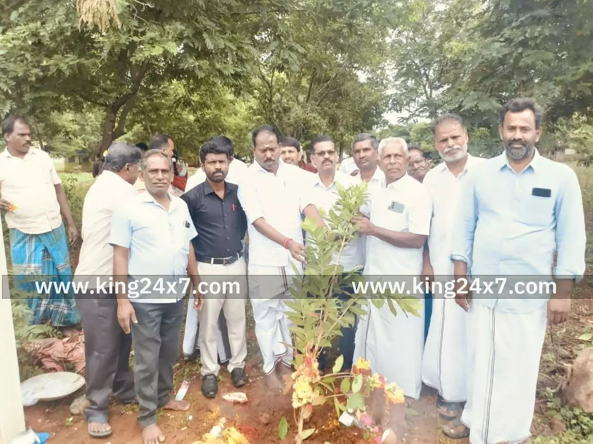 அரசு பள்ளிக்கு சுவர் கட்டும் பணிக்கு பூமி பூஜை