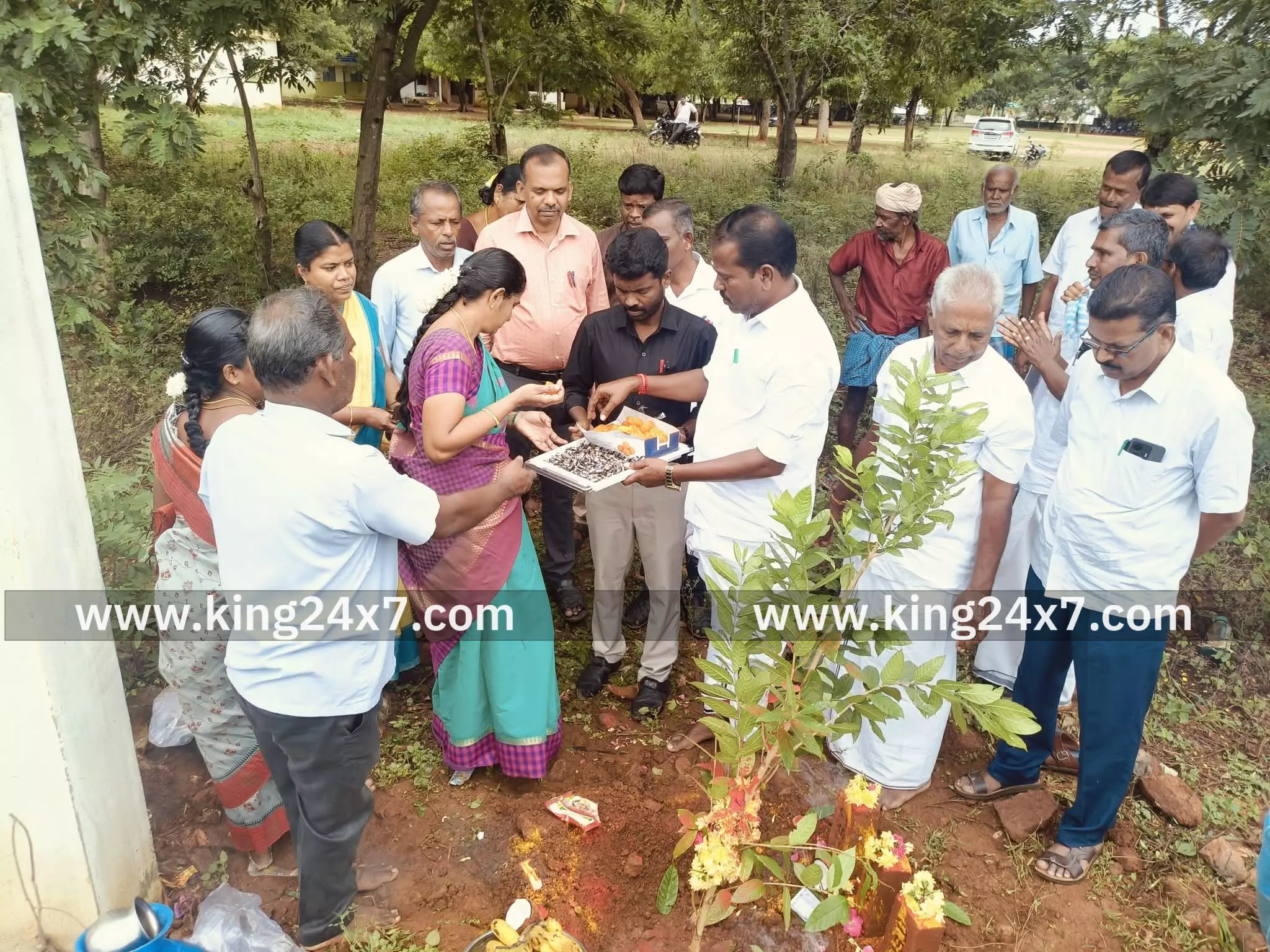 அரசு பள்ளிக்கு சுவர் கட்டும் பணிக்கு பூமி பூஜை