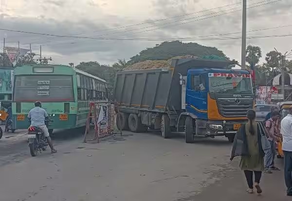 தார்ப்பாய் மூடாமல் செல்லும் லாரிகள் தம்மனுாரில் வாகன ஓட்டிகள் அவதி